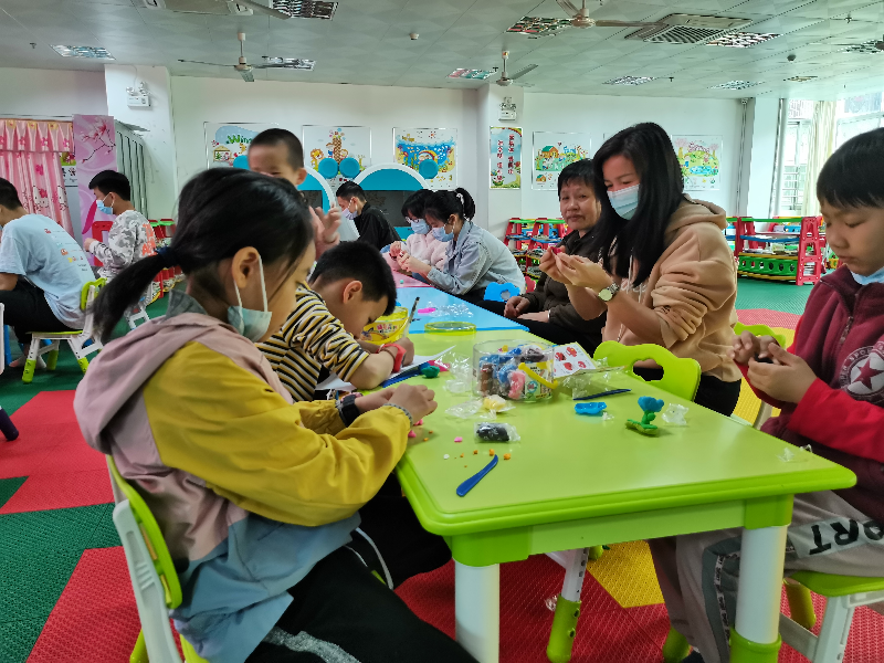 時間:2021年2月20日 地點:清遠市清城區圖書館三樓親子閱覽室 主題:“我們的節日·元宵”手工制作“我們的中國夢”文化進萬家活動 (4).jpg