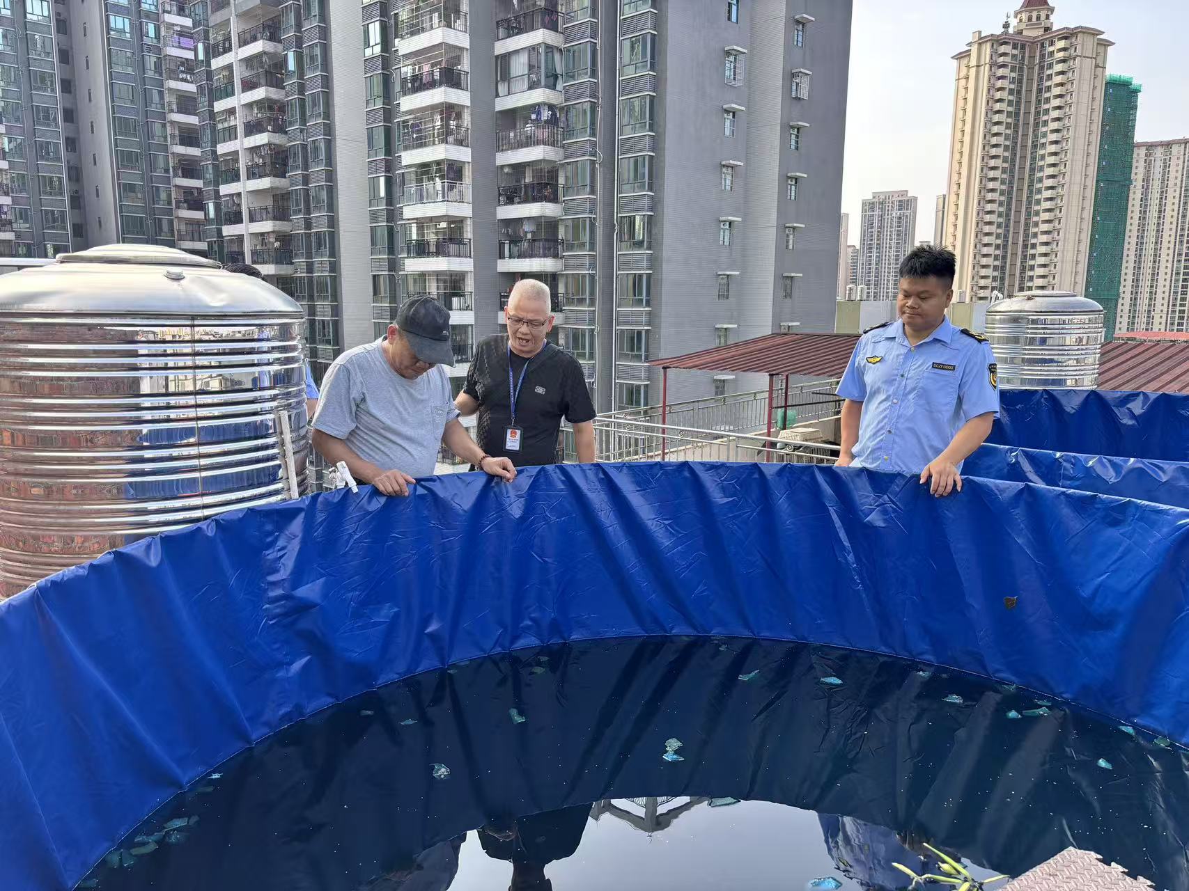（建議優先選用）執法人員聯合社區到住宅樓頂開展環境衛生檢查2.jpg